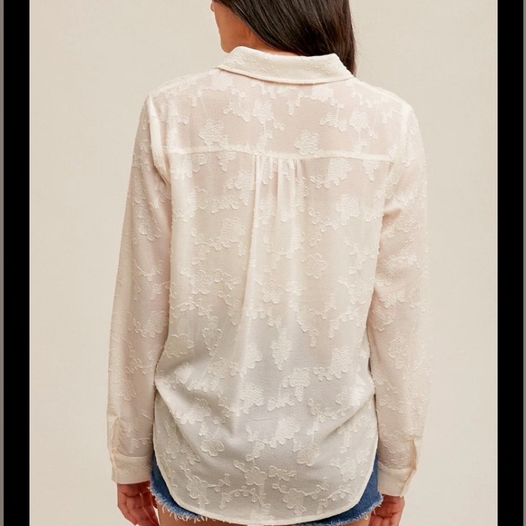 Elegant Cream Button-Up Blouse - Picture 3 of 14